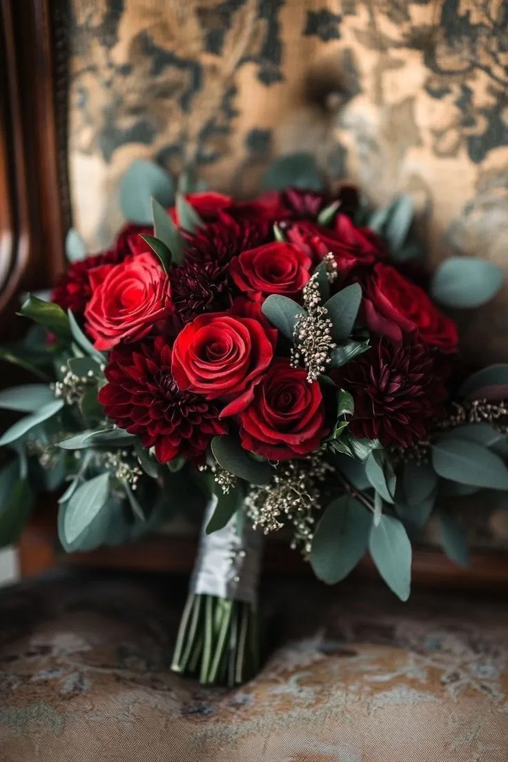 Bouquet di rose rosse e dalie scure con eucalipto